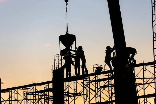 Silhueta Trabalhador Construção Construção Fundição Concreto Andaimes — Fotografia de Stock