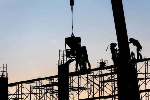 Silhueta Trabalhador Construção Construção Fundição Concreto Andaimes — Fotografia de Stock