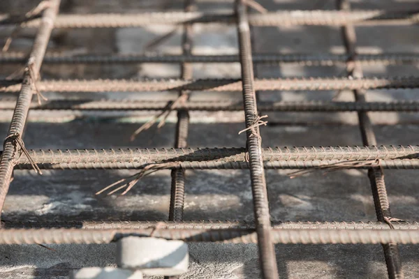 Beton levhanın güçlendirilmesi için tel çubuklu çelik çubukların güvenliğini sağlamak için çelik tel kullanma veya çelik telodak.