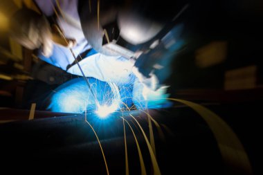 Endüstri fabrikasında çelik imalatı veya çelik üretiminde fabrikada zum etkisi konsepti ile sonuçlar kaynakçının hareket faaliyeti duygusuna sahip olmak