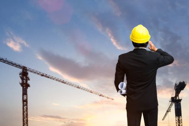 İnşaat alanında telefondaki genç mühendis metin mesajınız ya da tanıtım içeriğiniz için fotokopi alanı ile konuşuyor..