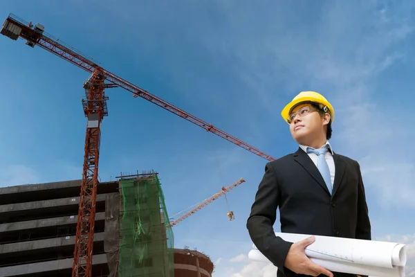 Ingeniero Sosteniendo Plano Mano Sitio Construcción Con Fondo Máquina Grúa —  Fotos de Stock