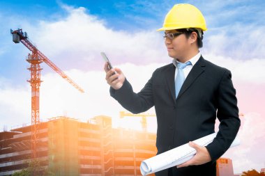 iletişim kurmak için akıllı telefonları kullanan mühendis 