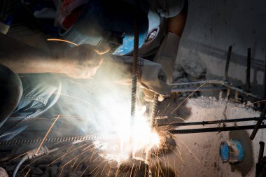 Kaynakçı, kaynak kıvılcımları inşaat işlerinde güvensiz