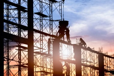 İşçisilueti. İnşaat İnşaat ı iskele beton işçilişi.