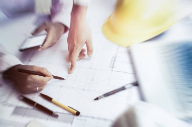 Mühendislerin tasarım ekibinin çalışması ve inşaat projesi üzerine tartışması. Yalnızca elleri ve yakınlaştırma efektlerini yakından görme