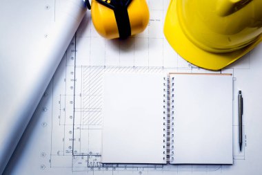 Mühendislik bina tasarımı sarı sert şapka ile kavram çalışır, kopya alanı ile yukarıdan üstten görünüm.