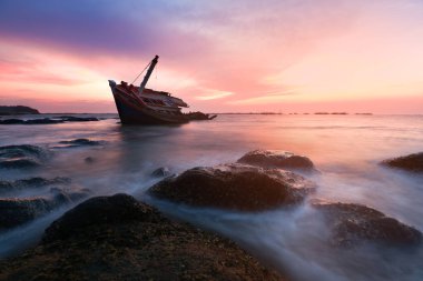 Tekne hurdaya döndü Sahilde duruyor