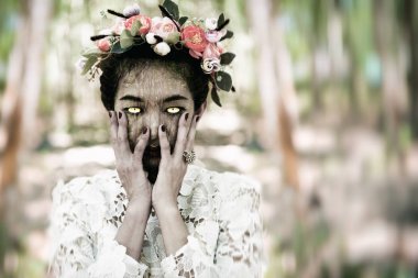 Mezarlıkta ürpertici zombi gelin kedi gözü ile Cadılar Bayramı günü.