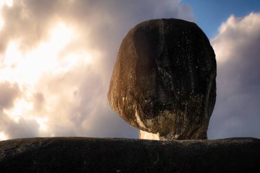 Hinpad dağ manzarası, Suratthani Güney Tayland sabah saatlerinde Doğa dengeli kaya.