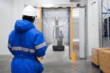 Personel işçi denetiminde dondurucu oda veya ambar