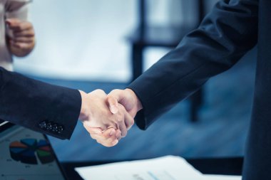 İnşaat projeleri için sözleşme imzalandıktan sonra ofiste el sıkışan iş adamları.