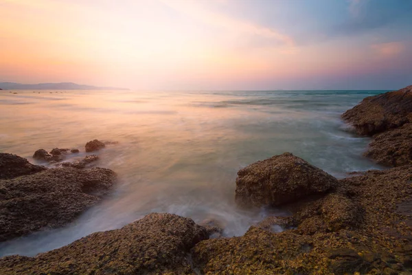 Pôr do sol na praia — Fotografia de Stock