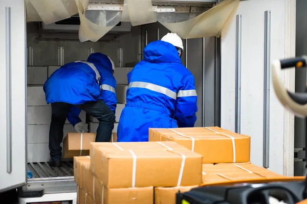 Depodan müşteriye ihraç edilecek mallar için kapıkapılarında teslim alma ile taşıma için paket kutularla çalışan el işçisi