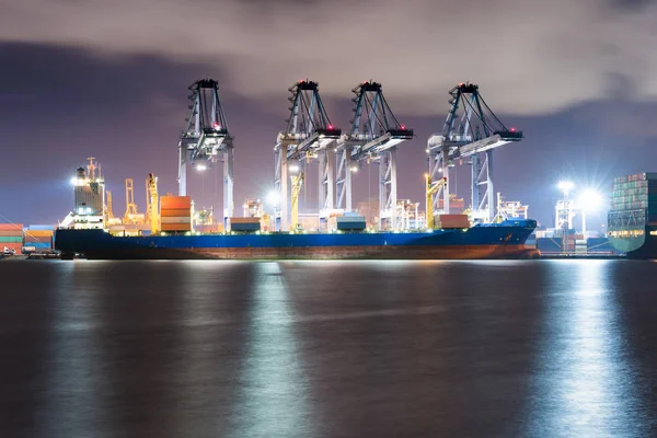 Industriële Container Vracht Containers Laden Scheepvaart Door Kraan Handelshaven Nachts — Stockfoto