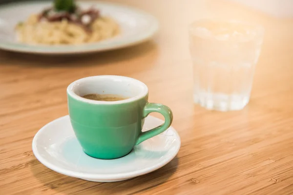 Espresso Kaffeetasse Vorhanden Frischer Morgenkaffee Auf Der Hölzernen Tischplatte — Stockfoto