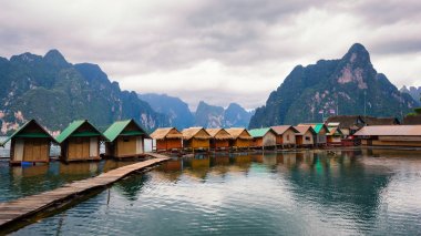 Güzel su yansıması ile doğal konumlar göl nehri de houseboat güzel sahne., Ratchaprapha Barajı Khao Sok Milli Parkı, Tayland Surat Thani Eyaleti.