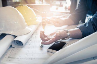 Ofiste plan tartışması çizerek inşaat mühendisi nin elini yakın