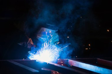 Geceleri çelik üretimi ağır sanayi için sanayi fabrikasında kaynak