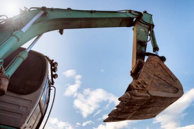 Gökyüzü arka plan şantiye makinesinde Ekskavatör