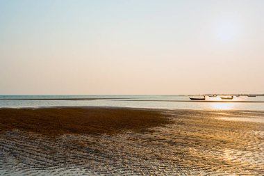 Sahilde gün batımı. Seyahat ve Yaz konseptinde Rahatlatıcı