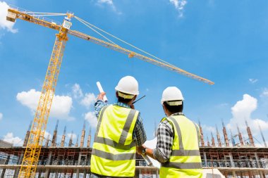 İnşaat mühendisi, yüksek katlı binanın şantiyesinde veya şantiyesinde kontrol ve yönetim için walkie-talkie ile iş kontrolü