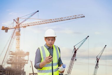 Hintli mühendis fabrikada yönetim ekibi için iletişim için walkie-talkie ile iş kontrol