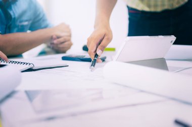 Mimarlık İç Mimarı ve Mühendislik Ekibi ile İş Toplantısı Zamanı. Muhasebe ve Mali Tablolar ile İşin İnşaatTa İlerlemesi ve Şekilleri hakkında toplantı ve tartışma