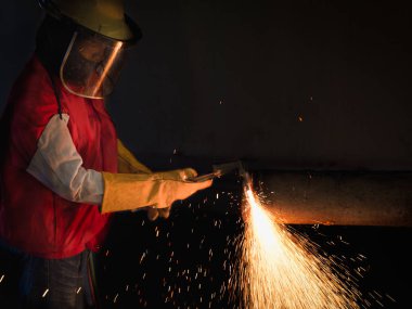 Profesyonel işçi İşleri. Koruma için Oxy-Propan kesme ve maske ile şantiye planında çelik kesme profesyonel işçi.