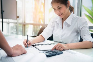 Yeni Mühendis Tasarımcı İnsanlar. Desk ofis Mimarlık ile Planlama Eğitimi. İşe Başlamadan Önce Çalışma Sayfalarını Hazırlama ve Tasarlama.