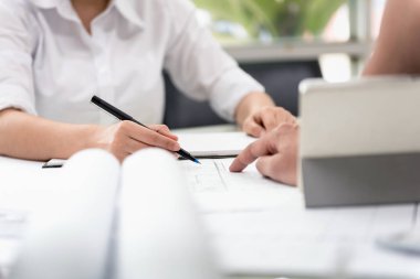 Desk of Architecture ve Engineer Designer ofiste masa üzerinde plan ile planlama. Başlangıç inşaat projesi nden önce tablet ile çalışma sayfalarında Taslak ve Tasarım.