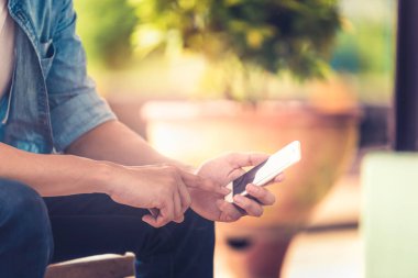 Sokak arama yerleri için akıllı telefon veya Gps teknolojisi nde yön arama turistlerin el açık konsept