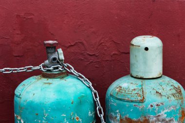 Eski gaz tankı harap ve paslanma. Kontrol ve kullanım için korumak kullanamazsınız.