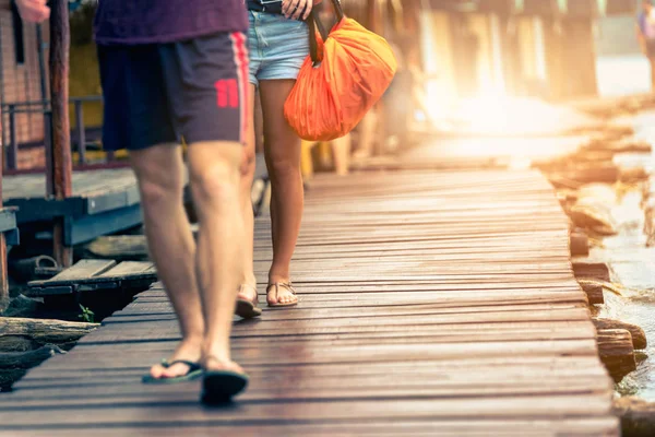 Reiziger Ontspannende Zomer Tocht Wandelen Houten Brug Het Asia Lake — Stockfoto