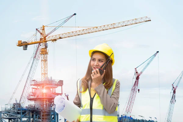 Ingeniera Mujer Hablando Walkie Talkie Para Comunicación Con Proveedor Celebración —  Fotos de Stock