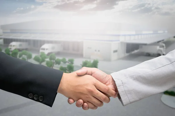 Handshake Startup Voor Warehouse Bouw Overeenkomst Van Logistieke Partners — Stockfoto