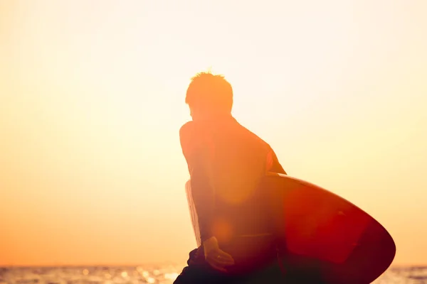 Foto Borrosa Del Joven Sosteniendo Tabla Surf Caminando Orilla Del — Foto de Stock