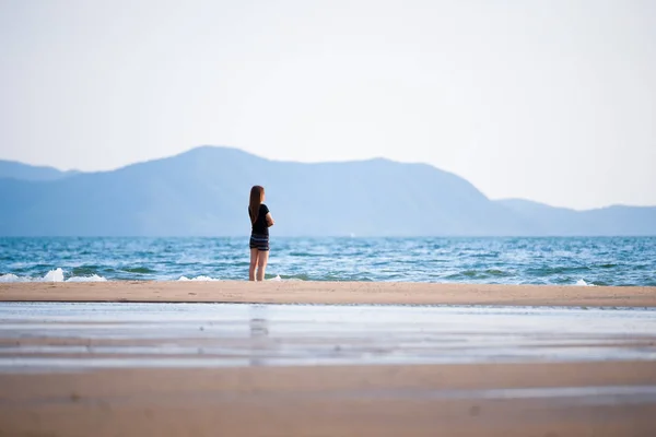 Zakelijke Vrouw Staand Ontspannen Het Strand Avonds Prachtige Zonsondergang Bekijken — Stockfoto