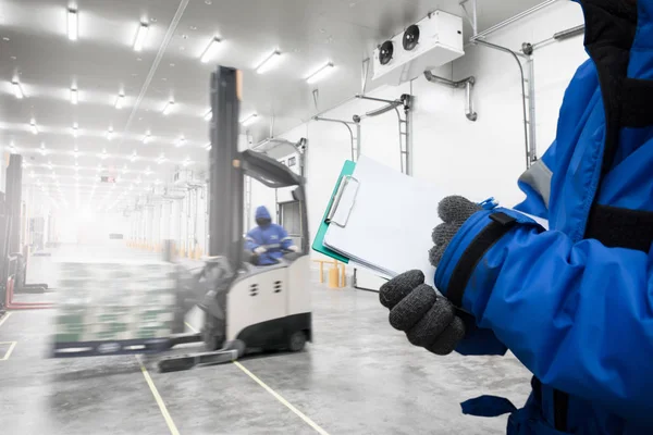 Mano Del Trabajador Que Sostiene Portapapeles Que Revisa Mercancías Sala — Foto de Stock