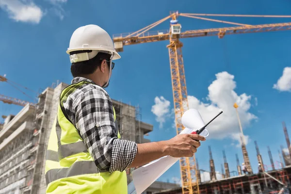 Engenheiro Civil Verificando Trabalhos Com Desenho Construção Canteiro Obras Prédio — Fotografia de Stock