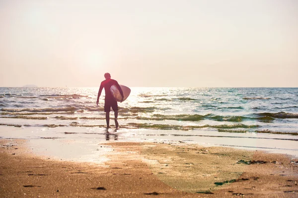 Young Man Holding Surfboard Running Seashore Sunlight Flare Summer Activity — Stock Photo, Image