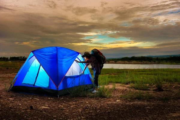 Junge Frauen Besichtigen Abends Beleuchtetes Zelt Beim Zelten Der Natur — Stockfoto