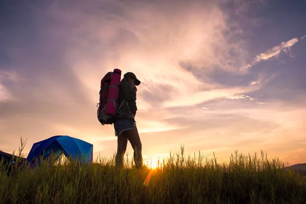 Silhouette Joven Viajera Con Mochila Relajante Atardecer Camping Relajarse Después —  Fotos de Stock