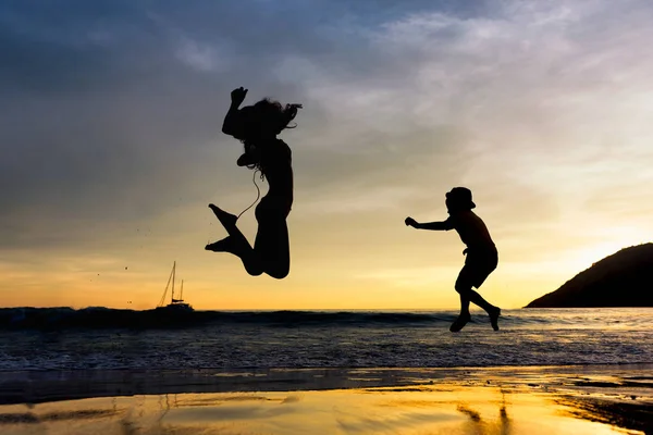 Силует Щасливого Молодого Хлопчика Насолода Стрибає Пляжі Заході Сонця — стокове фото