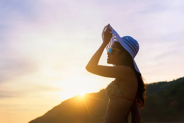 白い砂の上の暑い夏の日にビーチの海の近くを歩く太陽の帽子とビキニを持つホット美しい女の子 — ストック写真