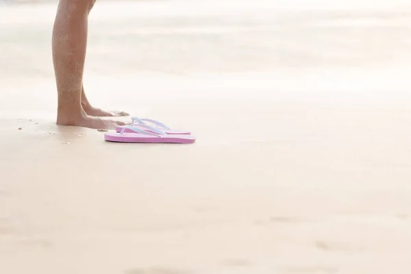 Sandalias Playa Zapatos Tangas Rosas Mujeres Una Playa Arena Con — Foto de Stock