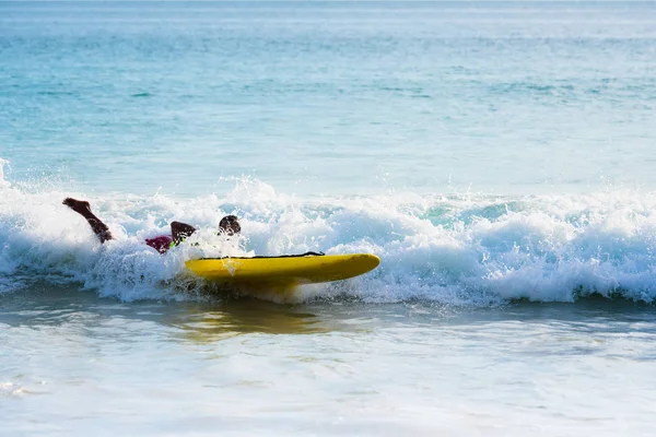 Asian Młody Człowiek Jazda Fala Lub Surfing Plaża Outdoor Aktywny — Zdjęcie stockowe