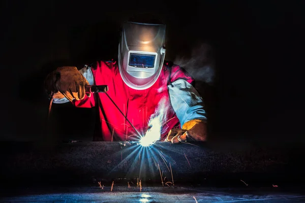 Soldador Trabalhador Soldagem Corte Aço Oficina Canteiro Obras Com Corte — Fotografia de Stock