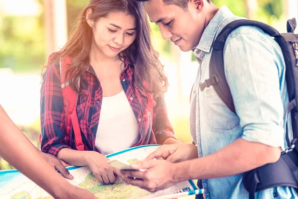 Grupo Turistas Sosteniendo Mapa Dirección Búsqueda Mapa Ubicación Uso Tecnología — Foto de Stock