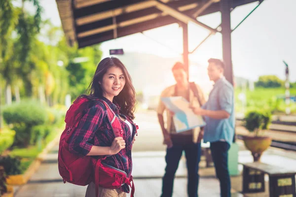 Joven Mujer Bonita Asiática Expresión Sus Ojos Feliz Disfrutando Viajar —  Fotos de Stock